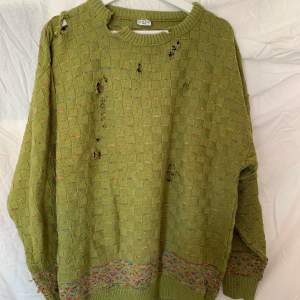 så fin och cool grön stickad tröja med hål i! säljer då den tyvärr inte kommer till användning :(