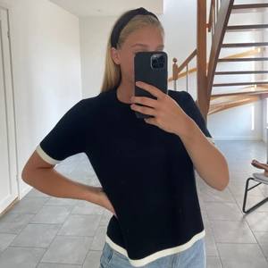 Stickad t-shirt - Säljer min snygga svarta stickade t-shirt ifrån Zara, helt slutsåld och använd ett få tal gånger. Storlek S🖤🖤🖤🖤