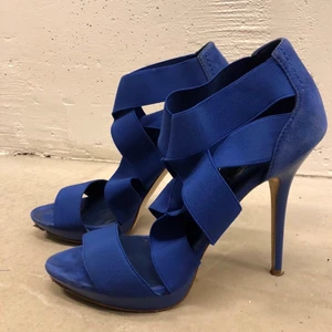 Klackskor, ZARA - Kornblåa klackskor med mocka inuti från Zara. Använda ett fåtal gånger dock är de i använt skick pga slitningar framtill. Detta syns dock ej när skorna är på. Normal i storleken. Nypris: 799kr