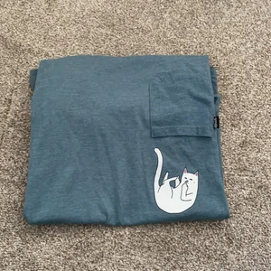 RipNdip T-shirt  - T-shirt från ripndip i fint skick som tyvärr int ekommer till användning längre 