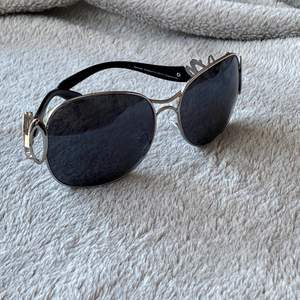 Snygga solglasögon med y2k-vibe. Fin strass på bågen som man ser på andra bilden💞. GRATIS FRAKT