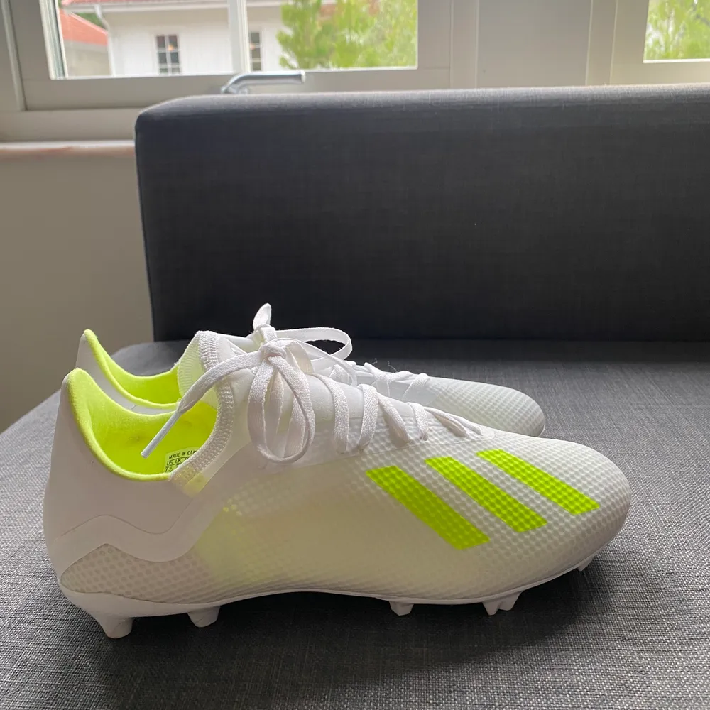 intresserad eller spelar fotboll? Säljer ett par fotbollskor från adidas , använd dem 1 gång då jag slutade i fotboll och dem har bara legat och aldrig används , säljer dem för 230kr+frakt💕. Skor.