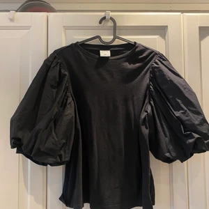 Tröja - jättefin puff t-shirt från h&m nästan sprillans ny. Storlek S, sitter bra och har bra passform . Säljer för 100kr+frakt 💕