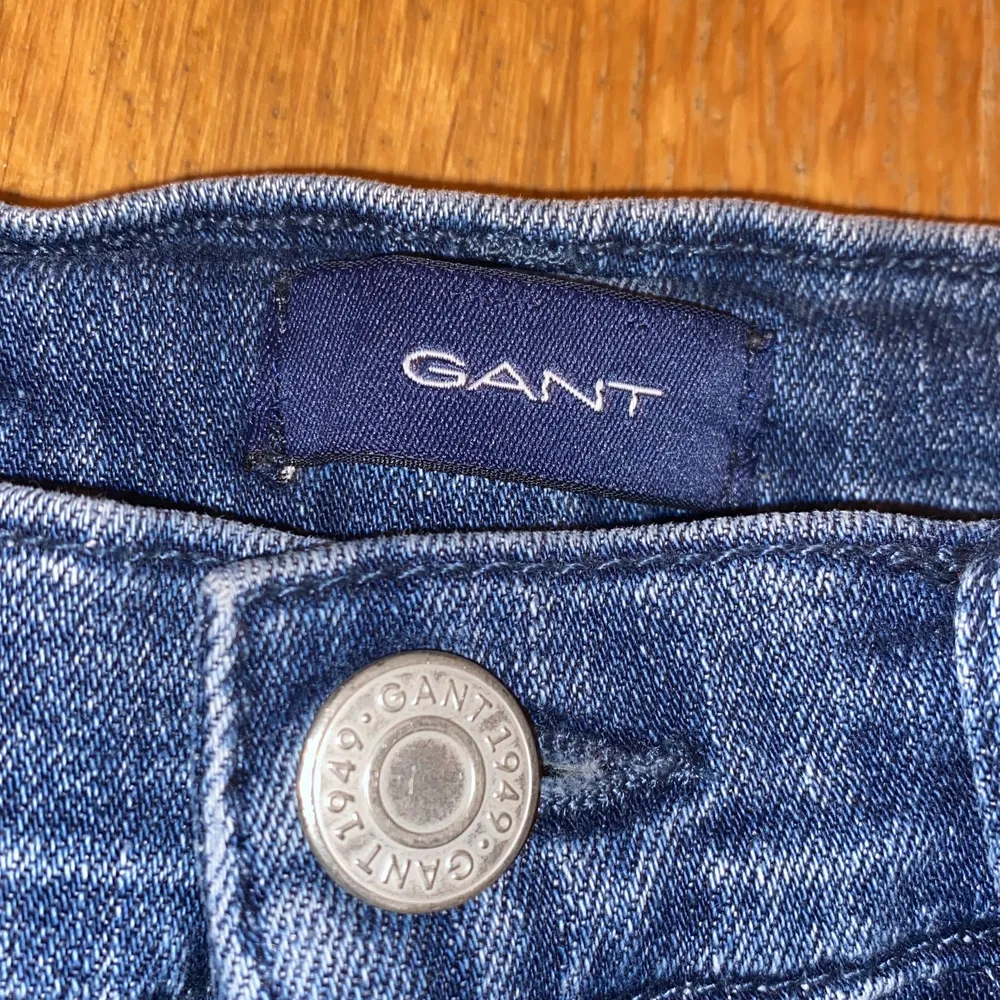 Jag säljer mina gant jeans som är använda några få gånger. Jag säljer dom nu för 400 kr och frakten ingår! Storleken är 158-164. Dom är inte slitna eller något sånt!. Jeans & Byxor.