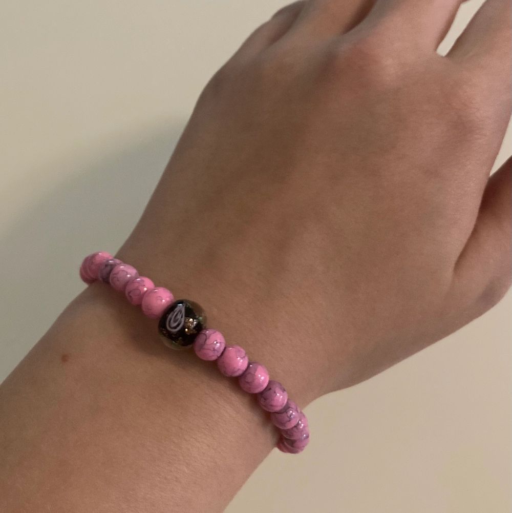 Ett jättefint handgjort armband med rosa-marmorerade pärlor & en rosa/svart lampwork ros i mitten💕. 25kr/st & är ca 17cm långt. Köparen står för frakten! Samfraktar även gärna vid köp av fler produkter, så kolla gärna in min profil för mer!🥰💕. Accessoarer.