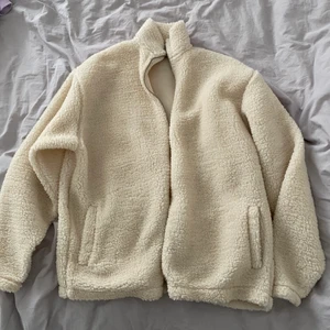 Teddy jacka  - Teddy jacka från asos. Köpt för något år sedan men inte kommit till användning. Storleken är 2XS från herravdelning, skulle säga att den passar xs-s eventuellt m, men vid handleden är den ganska smal. Frak tillkommer 🧸 MÅNGA INTRESSERADE!💗 bud på 120 köp direkt för 200💘 ikväll kl 20.00 är sista chansen att buda