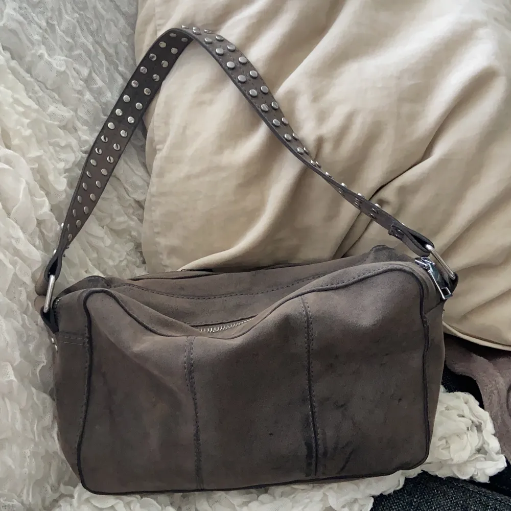 En brunaktig väska från det populära märket Noella. Fint skick och ett längre axelband tillkommer🥰 350kr. Väskor.