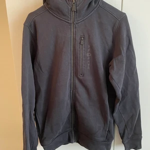 Sail racing hoodie - Svart Sail racing hoodie i använt, men okej skick (aningen solblekt). Storlek M. Vid köp av fler plagg fixar vi ett schysst paketpris!😊