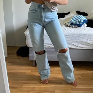 90s high waist jeans från Gina tricot - Ett par sköna ljusblå jeans i storlek 36 från Gina tricot. Bra skick. Säljer för 200 exklusive frakt.