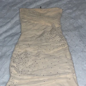 Klänning  - Klänning från top shop i beige, aldrig använd bara gamal för den har aldrig passat mig.