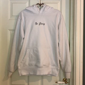 Hoodie - En vit hoodie med bild på ryggen, dock har den en lite fläck på vänster axel