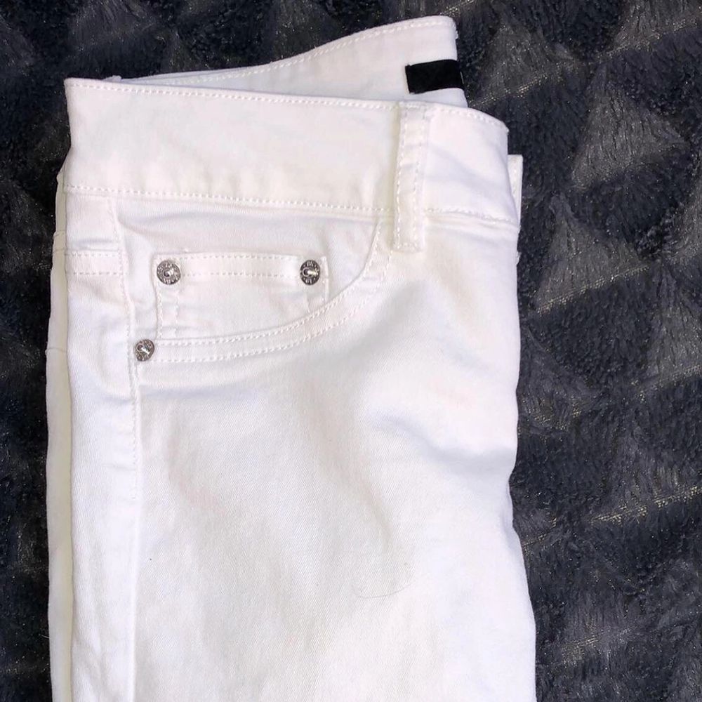 TVÅ PAR. Vanliga vita jeans med silver detaljer, superfina men tyvärr inte kommit till användning. Finns även i Mörkgrön. 80:-/st eller båda för 100:- ✨ storlek S . Jeans & Byxor.