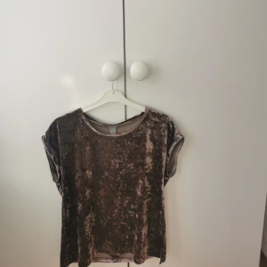 Sammetströja - Knappt använd, brunrosa sammetströja. Hör av er vid intresse