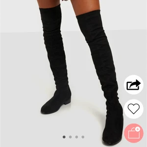 Over knee skor  - Ett par riktigt snygga over knee skor från Nelly! Använd cirka 2 gånger. För stora för mig har 39 vanligtvis. Samma skikt som köpta. Läs på Nelly om mer fakta om dom :)) frakt 100kr