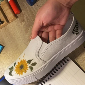 Motiv - Gör motiv på tex skor tröjor jeans etc som du bestämmer, målar tygfärg eller acrylfärg beroende på materialet, kom med en ide så kan vi se om fixar nåt