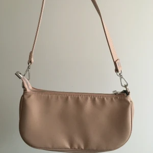  Bucket bag  - Köp på Gina för 200kr aldrig använd.80kr+frakt.kan mötas upp men också skicka på posten 