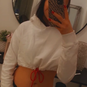 Croppad hoodie - Kort hoodie köpt från nakd, snygg till träning