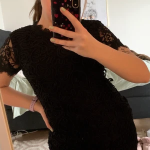 Svart klänning med detaljer, L - Svart normallång klänning från Zara i storlek L. Spetsärmar och broderad framsida. Jag är 169cm och har främst storlek M och tycker denna sitter som en M. Endast testad och i nyskick. Säljer för 130kr inklusive frakt 