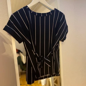 Tröja med knytning - Så fin tröja med en knytning, köptes för inte alls längesedan och är knappt använd så den är som ny. Köptes för 349🤍 kan skicka bilder på hur den sitter på om det önskas. Storlek Xs men passar även S