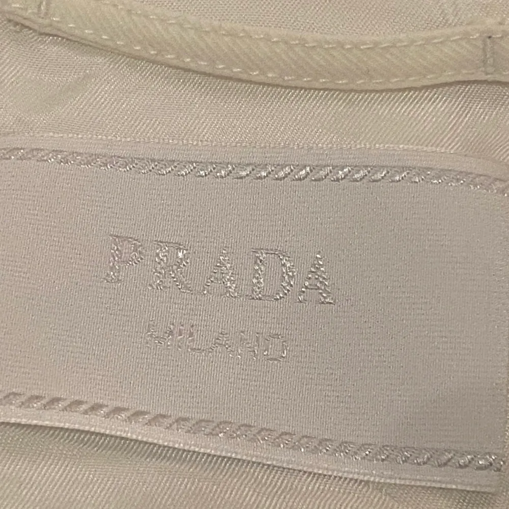 Säljer min coola vita Prada jacka💓💓Den är äkta, säljer billigt för att jag inte använder den!! Den är i strl M för män, men passar typ alla beroende på hur man vill att den ska sitta. Köparen står för frakt. . Jackor.
