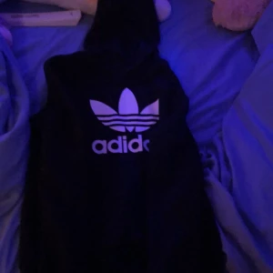 Addidas hoodie - En addidas hoodie som är väldigt fin i färgen svart men kommer tyvär inte så mycket till användning efter som jag har bytt still och använder inte hoodies längre, en vanlig som här hoodie som är ny kostar ungefär 300-400 kr men säljer den för ändats 90 kr och ni står för frakten om ni inte väljer att hämta upp. Den kan kanske sänka ner den till 70kr om ni är bra på att förhandla 