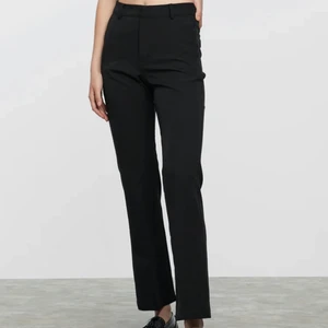 Kostymbyxor från Bik Bok - Säljer dessa otroligt fina och bekväma kostymbyxor från bik bok. Dessa är storlek 40, men passar även mindre storlek beroende på hur man vill att de ska sitta. Vill man ha en mer loose fit som på modellen passar dem mindre storlek. Nypris 399