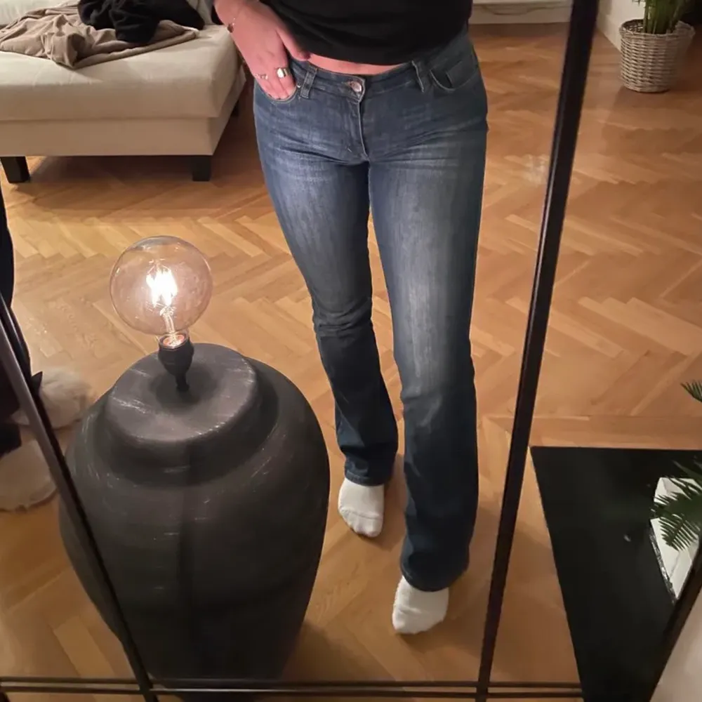 säljer dessa jeans köpta här på plick💕 skriv privat vid frågor eller bud💖. Jeans & Byxor.