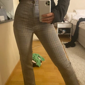 Kostymbyxor  - Jättefina kostymbyxor från pull and bear! Sitter så fint men tyvärr kommer de inte till användning! Skulle säga att de passar en som bär XS istället för en S! 