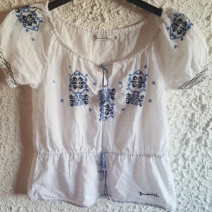 Söt topp - En söt sommar-topp från bondelid med blåa detaljer, svalt material. Frakt ingår i priset!