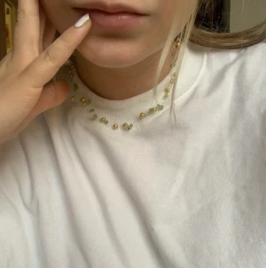 PÄRLHALSBAND - Supervackert pärlhalsband i grön+guld💚 Passar hur bra som helst till sommaren🌾