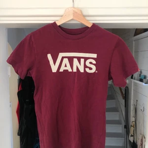 Vans t-shirt xs - Säljes pga att den är för liten för mig. Kan finnas små ”blekta” partier på ärmarna men skulle inte säga att det syns speciellt mycket. Skriv till mig om du har mer frågor💖 Köparen står för frakt och pris kan diskuteras✨