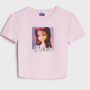 Bratz  - Super snygg rosa t-shirt med Bartz tryck på, köpt i sommars på Bershka men har inte kommit så mycket till andvändning.💗 Skriv privat för fler bilder💕💕