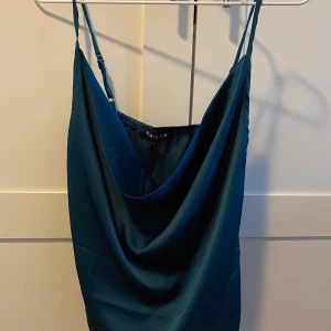 Festtopp - Jättefint draperierat linne som är blå/grönt i färgen, storlek S. Aldrig använt. Frakten står jag för🌸