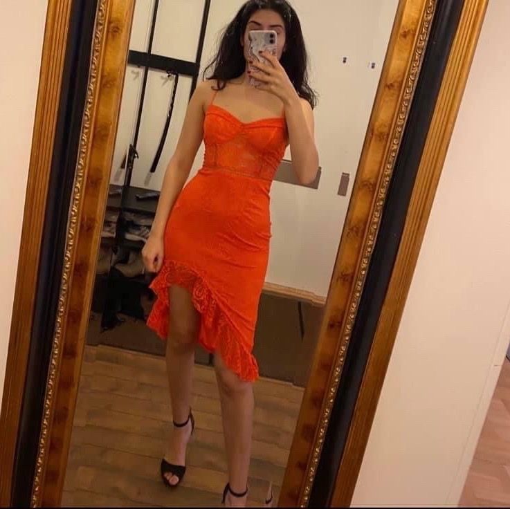 Orange klänning från prettylittlething eller missguided (minns ej). Säljes för 150kr exklusive frakt. Storlek uk 6, eur 34 (passar XS-S). Klänningar.