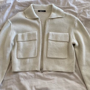 Stickad jacka/kofta - Säljer denna stickade jackan/koftan från Gina Tricot. Passar jättebra till våren och sommaren. Aldrig använd!!