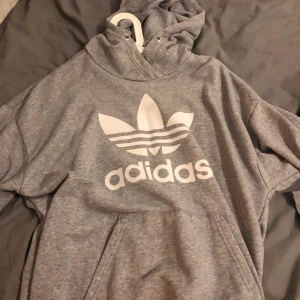 Adidas huvtröja - Storlek M/38 Dam. Köpare betalar för frakt