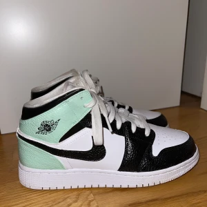 jordan mids mintgröna - INTRESSEKOLL på mina fina custommade jordans! Väldigt sparsamt använda, inga skråmor förutom lite smuts på snörena som går att ta bort! Buda från 1500!!!!!✨✨✨ budet ligger på 1800! Du måste vara beredd att betala det du budar.☺️vill bara vara tydlig med att dom är alltså handmålade 👍🏼