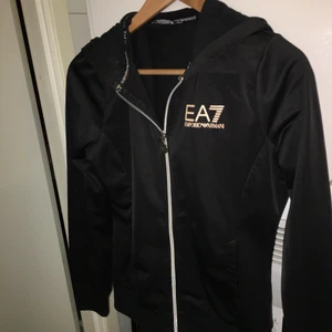 Äkta Armani tröja för tjej - Ny oanvänd Armani tröja, äkta! Inga fel på den men tyvärr lite för liten på mig. Svart med dragkedja. Storlek: Small. Nypris: 1200kr