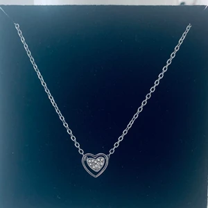 Halsband  - Hjärthalsband 💖 superfint då jag inte använder de alls. Kom med bud 