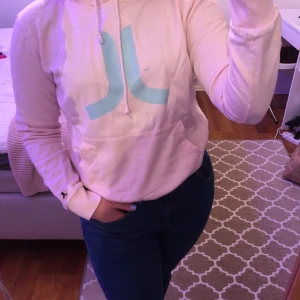 Hoodie - Rosa hoodie med blå logga. Köpare står för frakt