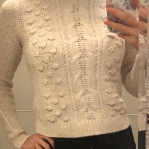 Stickad tröja - Stickad tröja från Zara i storlek M men med som en S. Kan fraktas mot en kostnad eller mötas 📮📍🥰