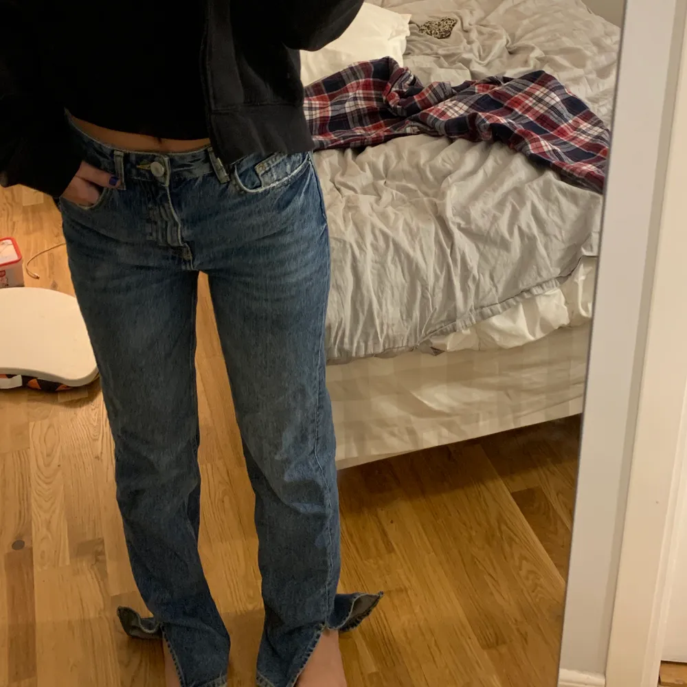 Säljer mina skitsnygga jeans med slits från pull and bear då de är lite för långa för mig! Strl 34 men passar mig som är strl 36! Super bra skick använt fåtal gånger💕. Jeans & Byxor.