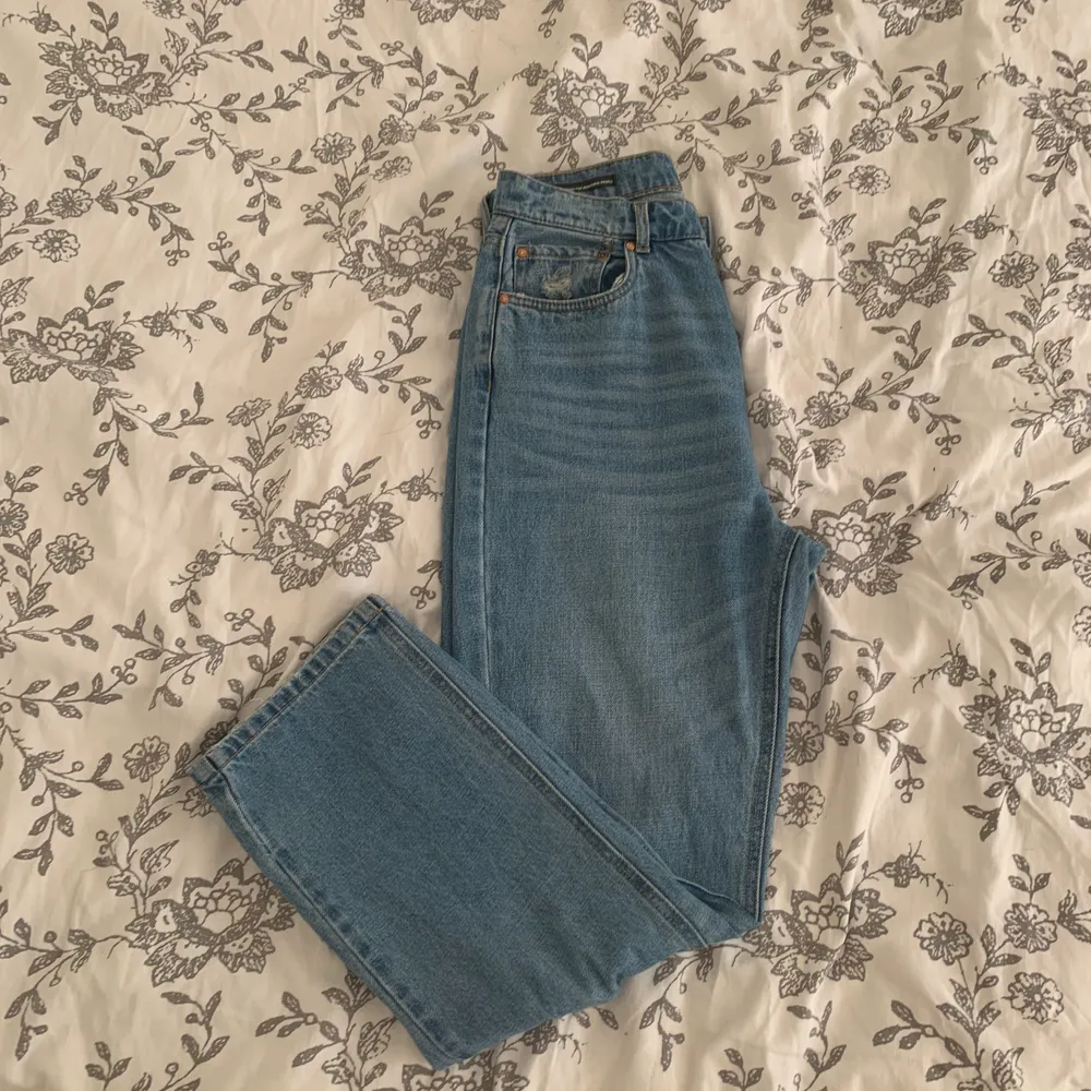 Ljusblå jeans från ONLY. 💙 Ankellånga.  Storlek 29/32, passar S och M skulle jag säga. Detaljer: små slitningar vid fickor och vid anklarna. ⚡️ Knappstängning (se bild). Knapparna syns inte när jeansen är på.  Bra skick! 🥰 Frakt tillkommer. (66 kr spårbar). Jeans & Byxor.