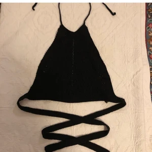 Svart sopp - Öppen rygg men knyte i både nacke och rygg. Väldigt snygg, köpte den på plick men då jag har D kupa var den för liten vid brösten 