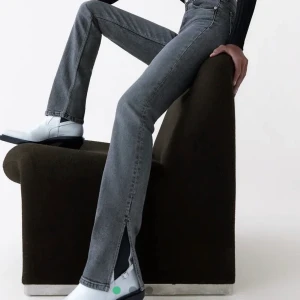 Zara grå slits jeans - Supersnygga jeans med slits från Zara, helt nya. Beställd två storlekar men glömde lämna tillbaka dessa. Så fina jeans verkligen!!