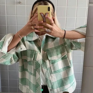 Zara jacka vår - Storlek M slutsåld från Zara. Nypris 799kr kom med bud från 200kr ☺️