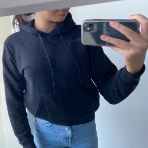 Svart Hoodie  - Svart hoddie ifrån hm köpt för 400kr, i nyskick. Skriv vid yterligare frågor. 