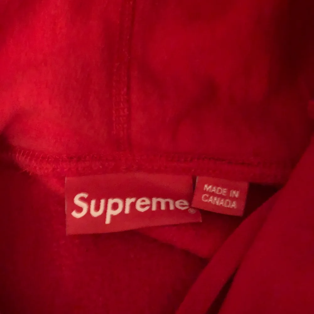 Supreme hoodie i storlek M. Väldigt fint skick! Inga tecken på tidigare användning då jag bara använt den fåtal gånger. Nypris 4000, jag säljer 1500 kr. Skriv om några frågor! Öppen för byten! Pris kan diskuteras vid snabb affär!. Hoodies.