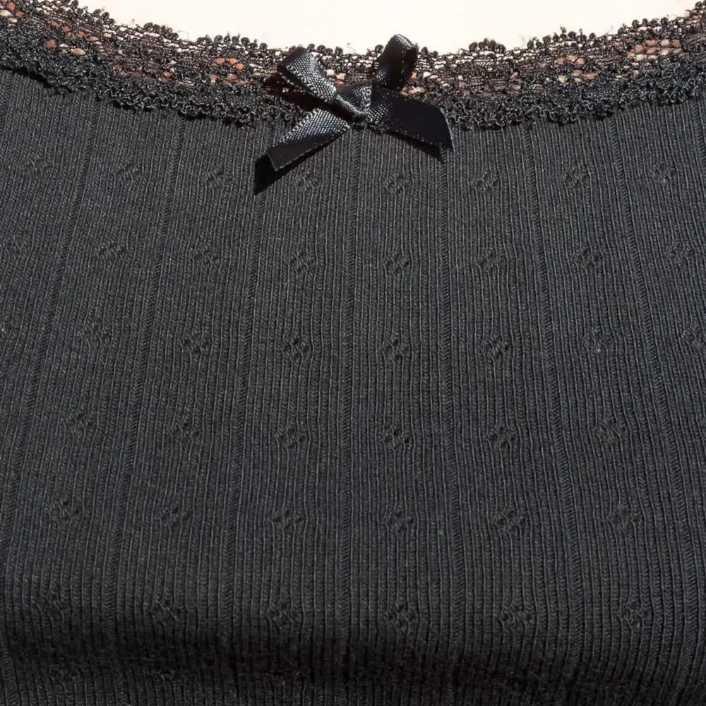 deadstock/säljs ej längre brandy melville black lace belle bow tank med riktig spets och pointelle pattern tyg linnet är i perfekt skick passar xs-s. köpt för drygt 350kr inkl frakt.  buda gärna (rimligt) ♡ . Toppar.
