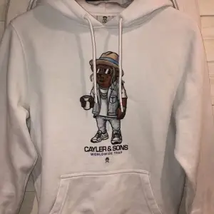 Vit hoodie från Cayler & Sons strl S. Bra andvänt skick✨ Det är bara att höra av sig för fler frågor🤍 Nypris ca 600-700kr